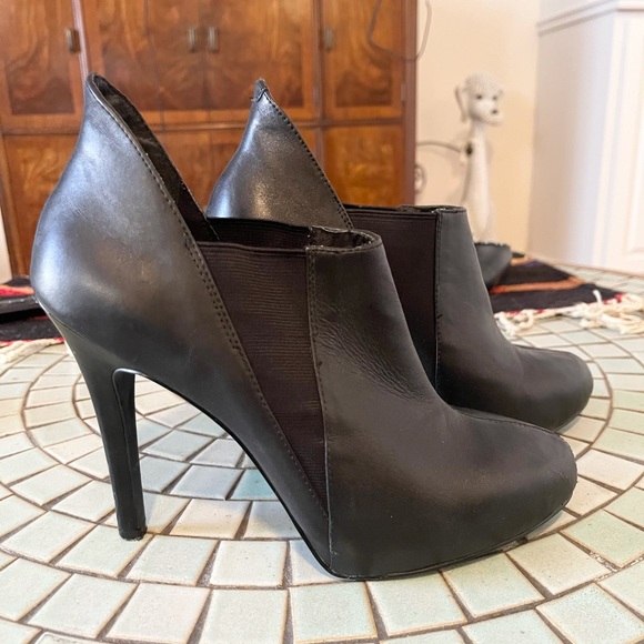 Sassy BCBG Paris stiletto booties! - Picture 3 of 14